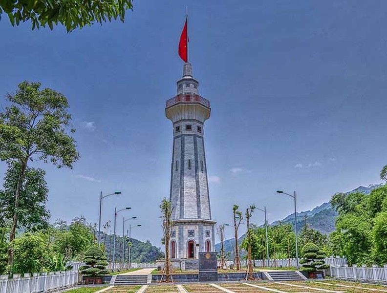 Cột cờ Lũng Pô – Nơi con sông Hồng chảy vào đất Việt